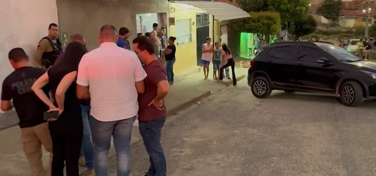 Homem é morto a tiros na frente de casa, em Campina Grande