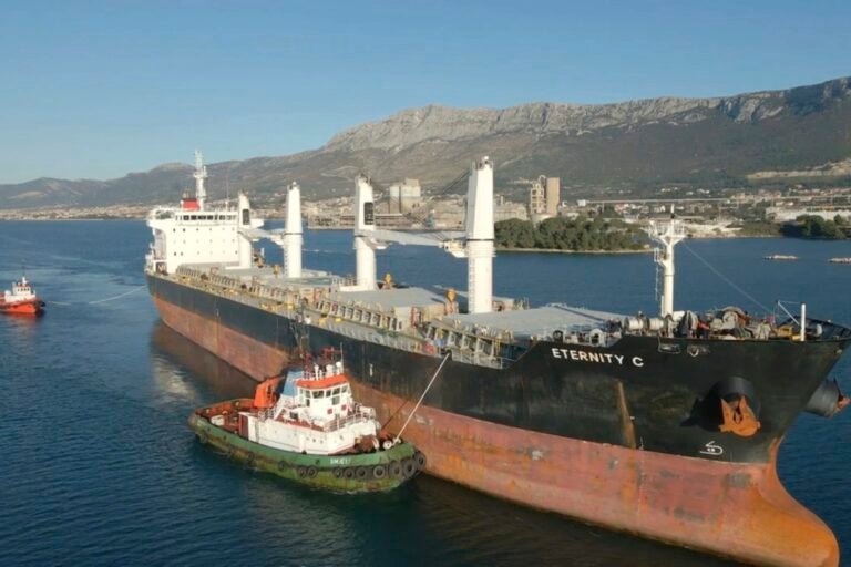 Ataque de grupo rebelde contra navio cargueiro deixa dois mortos no Mar Vermelho
