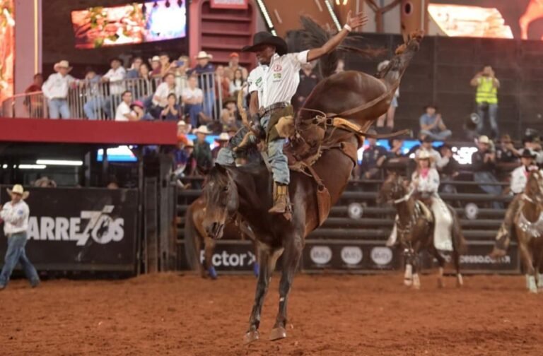 Sem cavalo para treinar, campeão em Barretos começou montando em bois; veja trajetória do peão mineiro