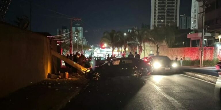 Homem perde controle de carro, bate contra poste em avenida e deixa bairro sem energia em Piracicaba