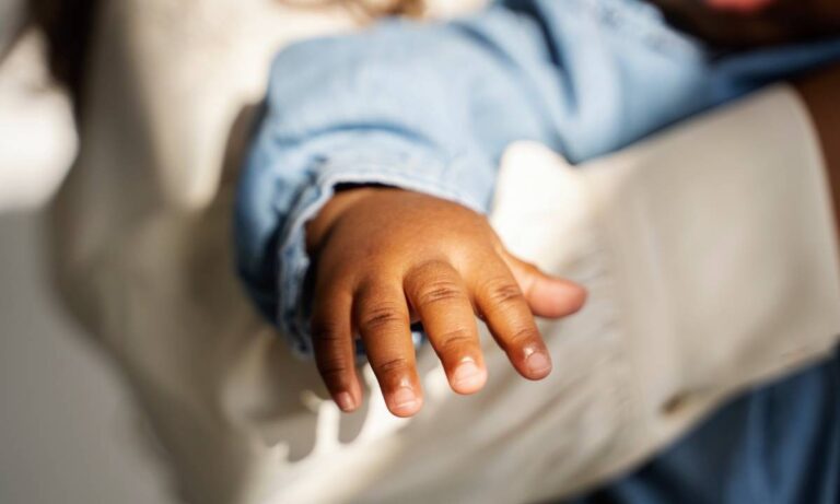 Pai é condenado a 45 anos de prisão por matar bebê de 5 meses por ela chorar, no Paraná