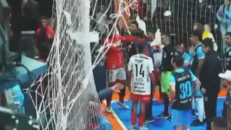 Homem que esfaqueou torcedor durante partida de futsal por desavença política é indiciado por tentativa de homicídio no RS
