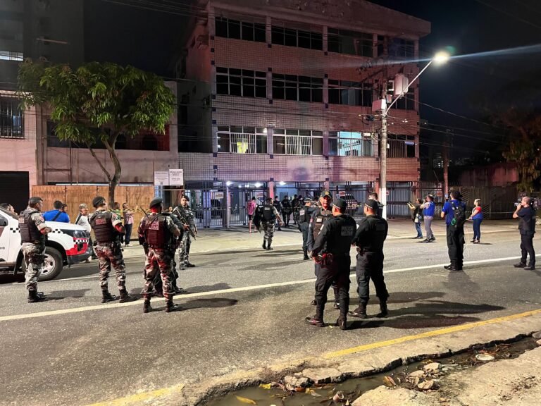 Polícia faz cerco após invasão e fuga de bandidos no bairro da Batista Campos, em Belém
