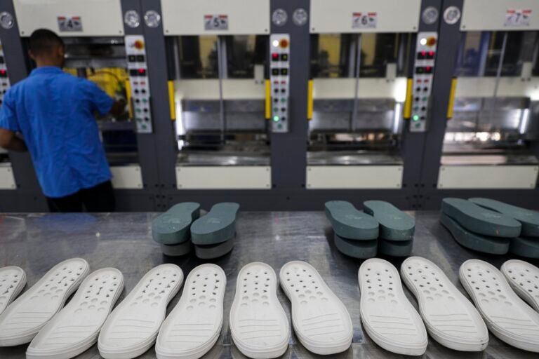Tarifaço de Trump: indústria calçadista cita 'danos irreversíveis' e estima perda de 8 mil empregos diretos