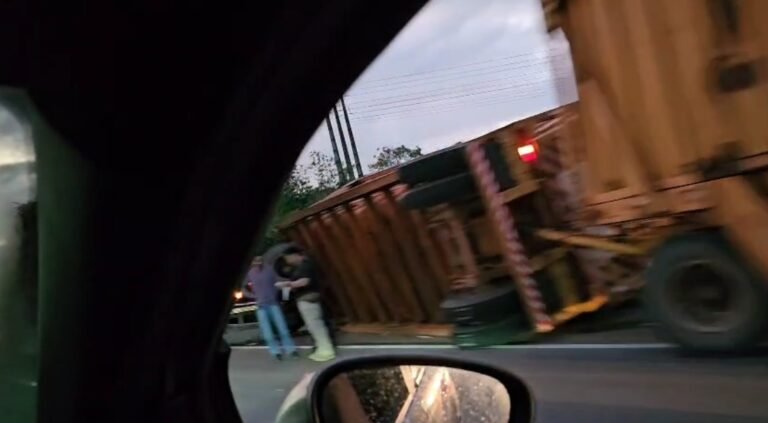 Caminhão carregado de cana de açúcar tomba na BR-230 e trânsito é parcialmente interrompido