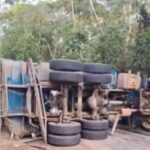 Caminhão tomba após batida com ônibus na BR-040 em Petrópolis e deixa 24 feridos