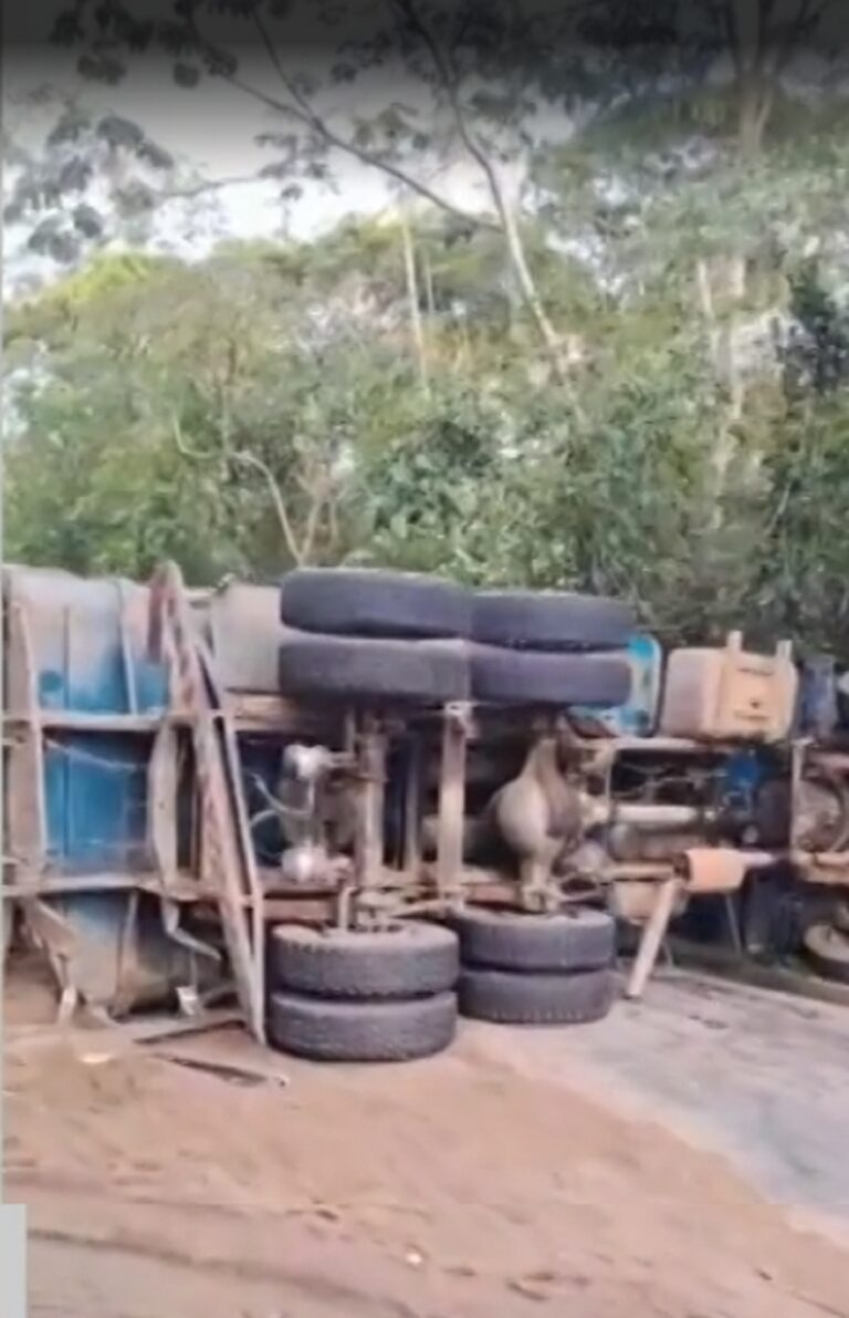 Caminhão tomba após batida com ônibus na BR-040 em Petrópolis e deixa 24 feridos