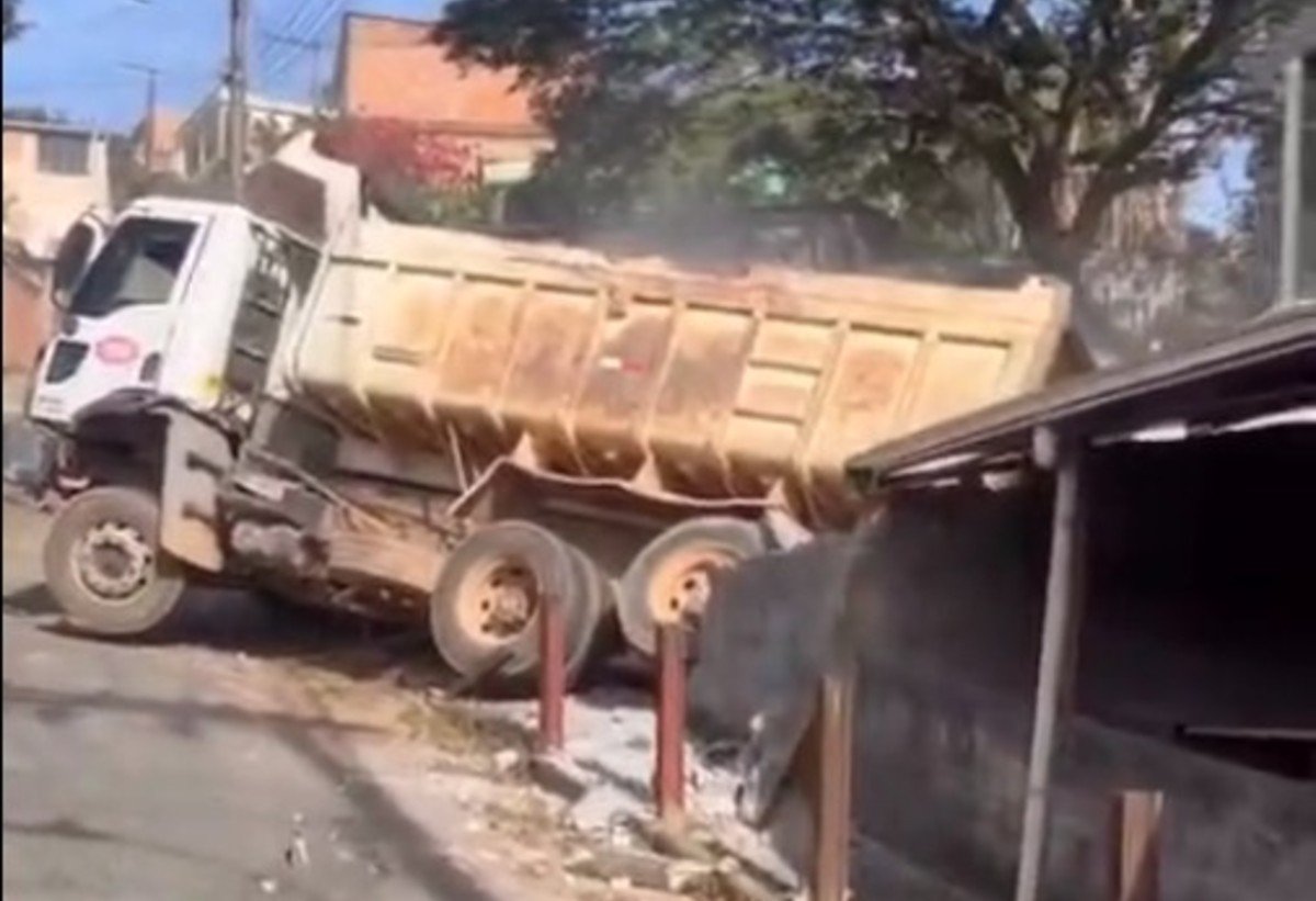 Motorista para em bar, esquece de puxar freio de mão, e caminhão atinge casa em MG; VÍDEO