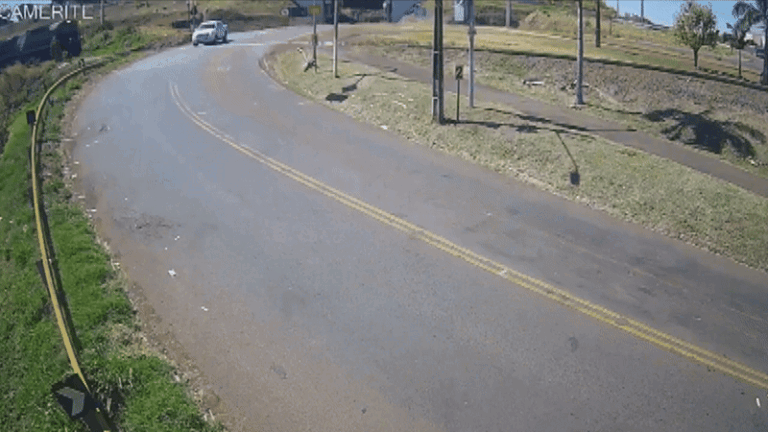 VÍDEO: Quatro pessoas da mesma família sobrevivem após caminhonete em que estavam ser atingida por trem no Paraná