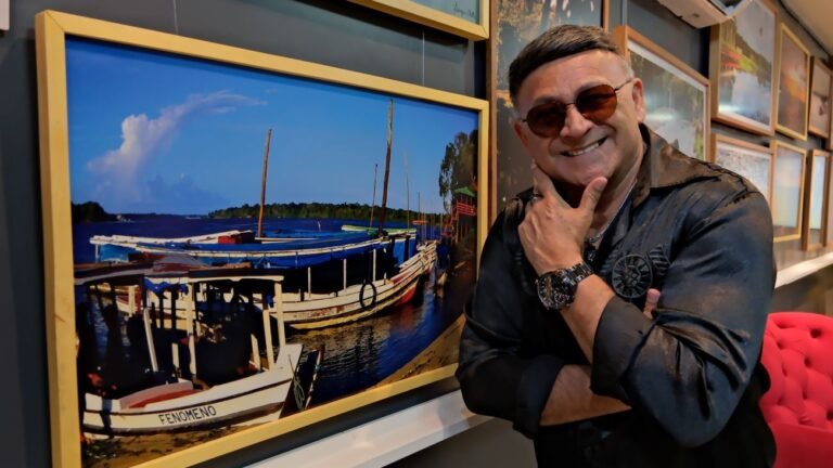 Cantor paraense Diogo visita exposição que reúne obras de 4 fotógrafos no Amapá