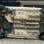 Motorista de aplicativo capota carro após entrar na contramão em Nova Friburgo