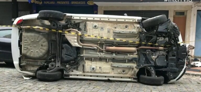 Motorista de aplicativo capota carro após entrar na contramão em Nova Friburgo