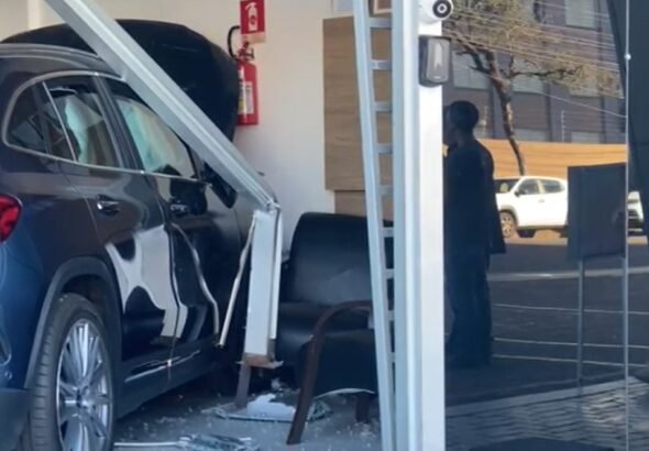 Vídeo: carro de luxo invade loja no Centro de Cascavel