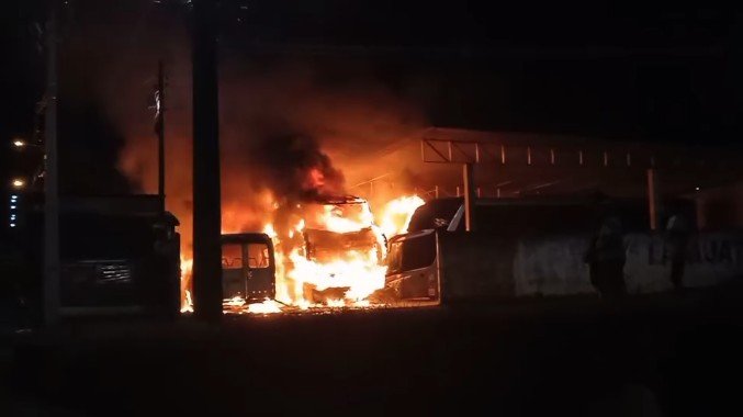 VÍDEO mostra incêndio de grandes proporções em garagem de ônibus em Igaci