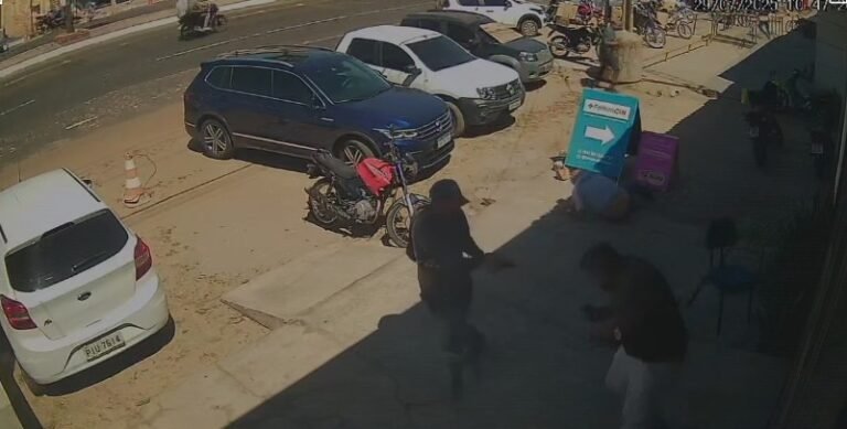 Vídeo: homem é baleado durante troca de tiros em frente à agência bancária em Timon (MA)