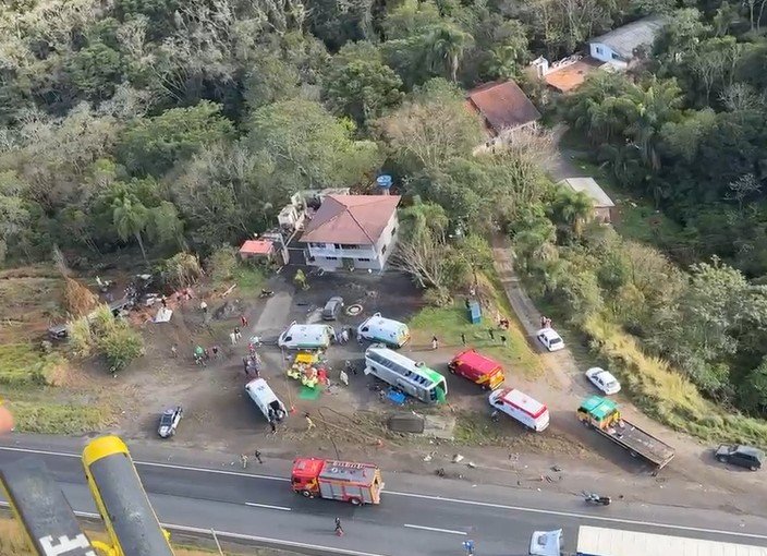 Acidente entre duas carretas e um micro-ônibus deixa um morto e onze feridos na BR-116, na Grande Curitiba
