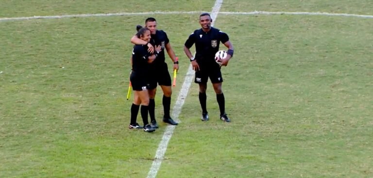 Mãe e filho dividem campo como árbitros no Amazonas e transformam paixão pelo futebol em profissão