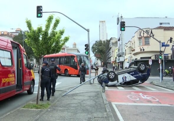 VÍDEO: viatura da Guarda Municipal capota após bater em ônibus biarticulado em Curitiba