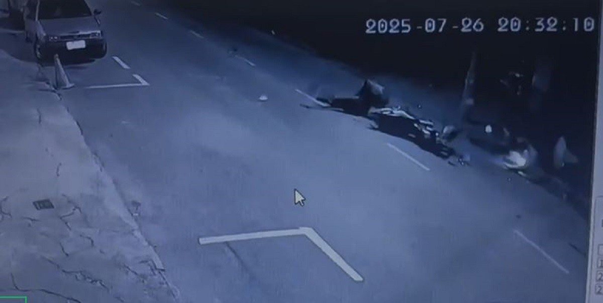 VÍDEO: Motociclistas batem de frente, são arremessados e um morre em MG
