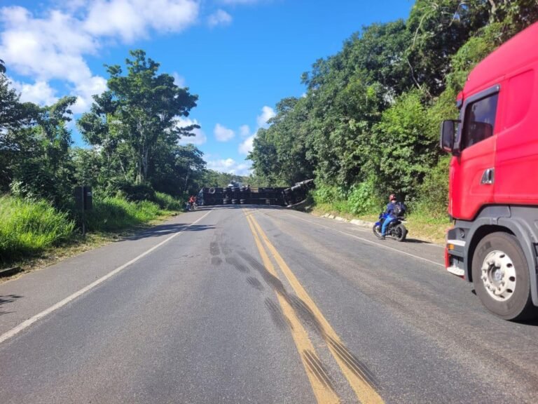 Carreta tomba e trânsito é bloqueado na BR-101 em Estância