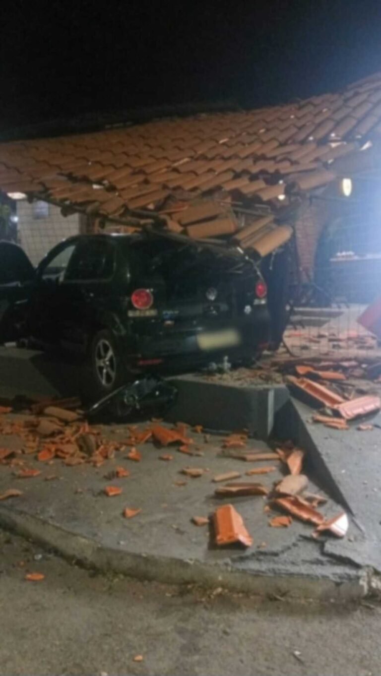 Carro conduzido por adolescente invade bar e provoca desabamento parcial do telhado; VÍDEO