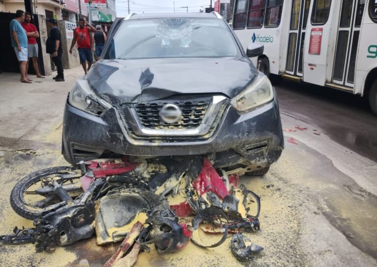 Motorista atropela mulher em calçada e atinge moto e veículo em Aracaju