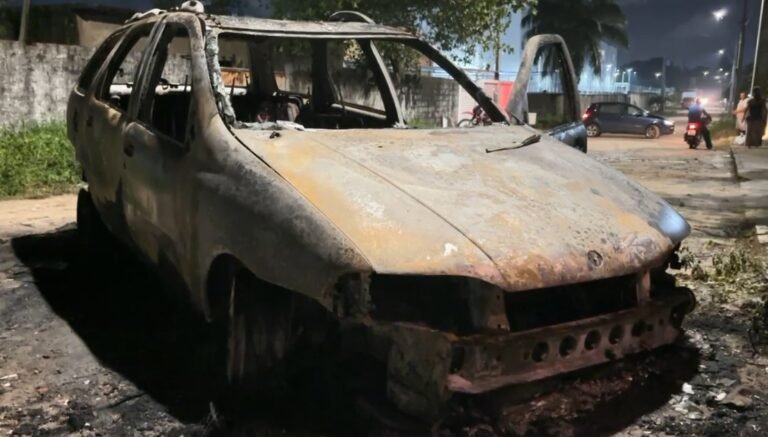Carro explode e pega fogo após motorista tentar dar partida, em João Pessoa