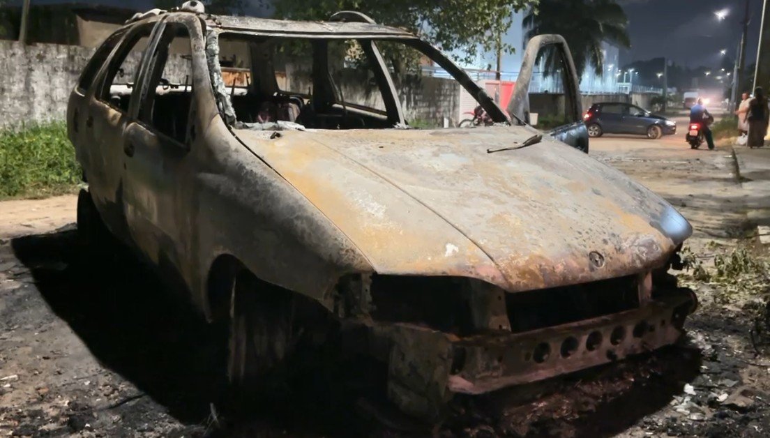 Carro explode e pega fogo após motorista tentar dar partida, em João Pessoa