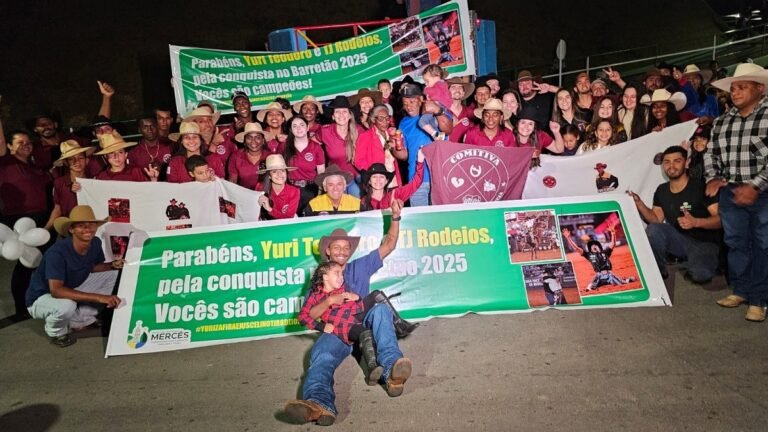 Após vitória em Barretos, peão mineiro é recebido com carreata em Mercês: 'Foi lindo demais'