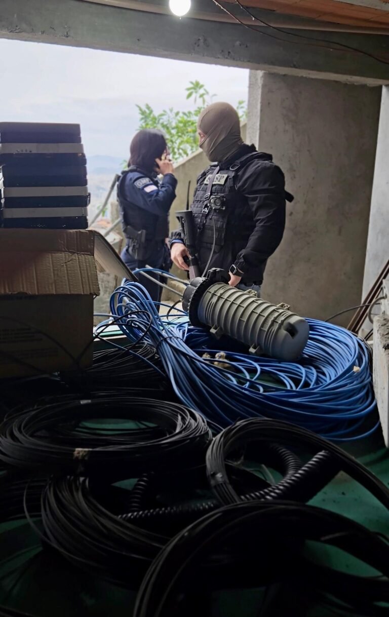 Operação contra ‘gatonet’ desmantela centro clandestino de distribuição em morro de Florianópolis; VÍDEO