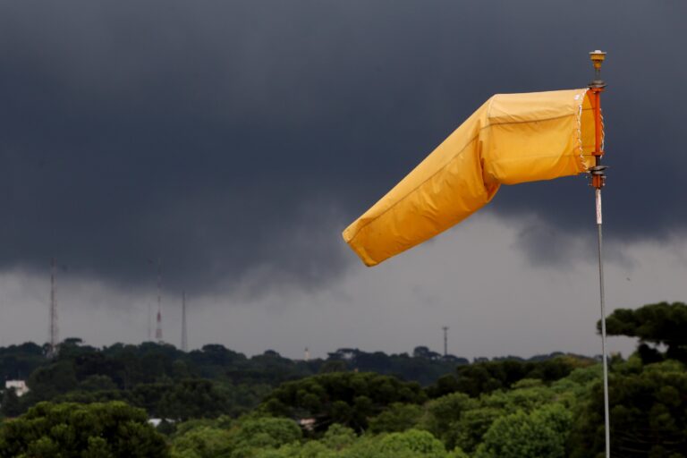 Paraná terá virada no tempo e recebe alerta de tempestades; veja previsão por região