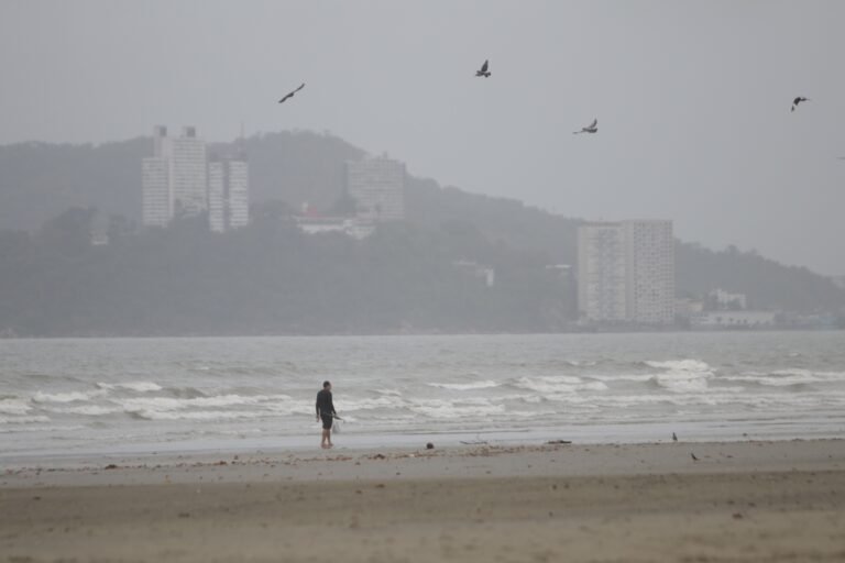 Frente fria deve trazer chuva, ventos fortes e mar agitado na Baixada Santista; veja a previsão