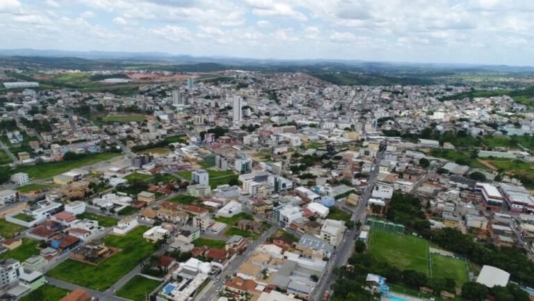 Crânio dentro de capacete é encontrado durante limpeza de ribeirão em MG