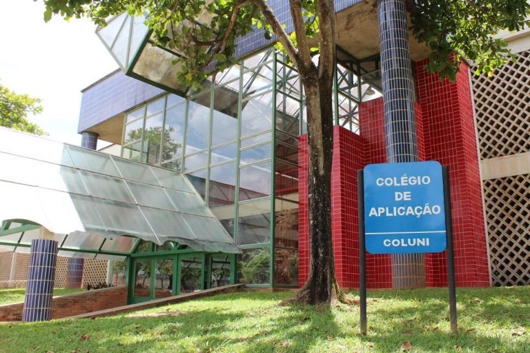 Como é a escola pública com melhor desempenho no Enem 2024 e que fica em cidade no interior de MG