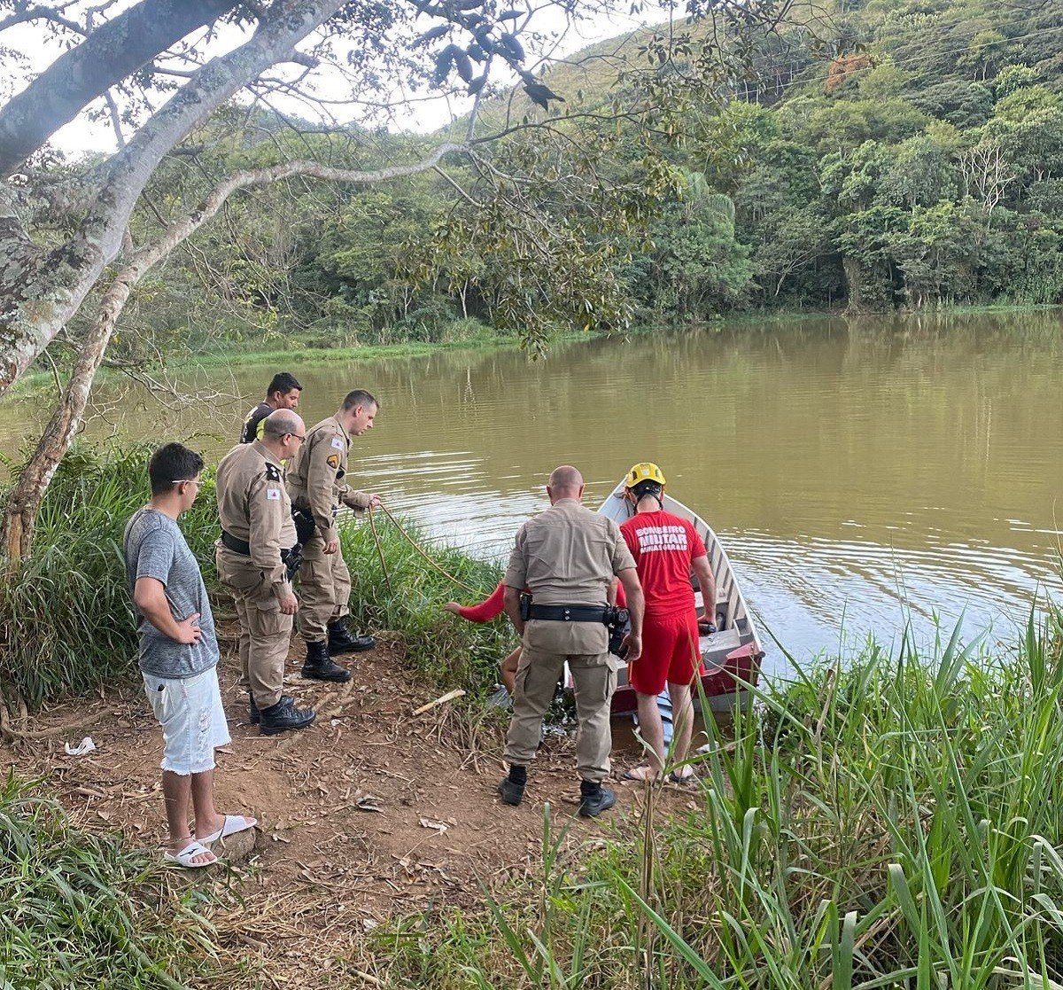 Caso de corpo com corrente no pescoço encontrado em represa de Juiz de Fora completa 1 mês