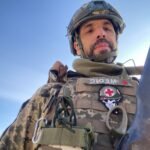 Combatente volta da Ucrânia para entregar pertences de paranaense desaparecido na guerra a familiares
