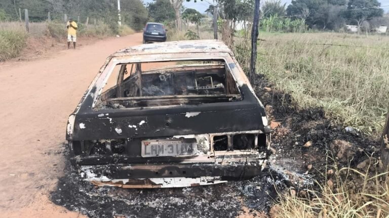 Três corpos carbonizados são encontrados dentro de carro em Cabo Frio