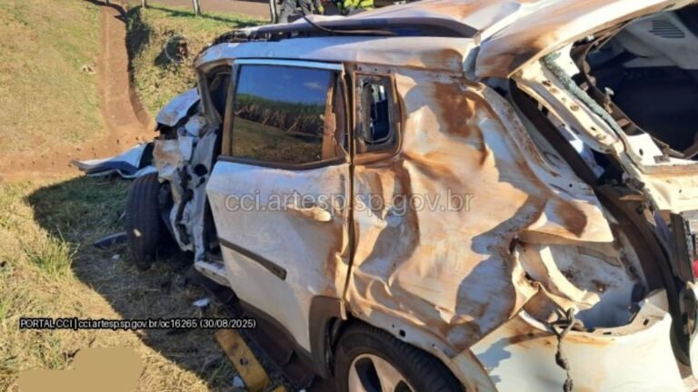 Duas pessoas morrem após carro capotar em rodovia do interior de SP