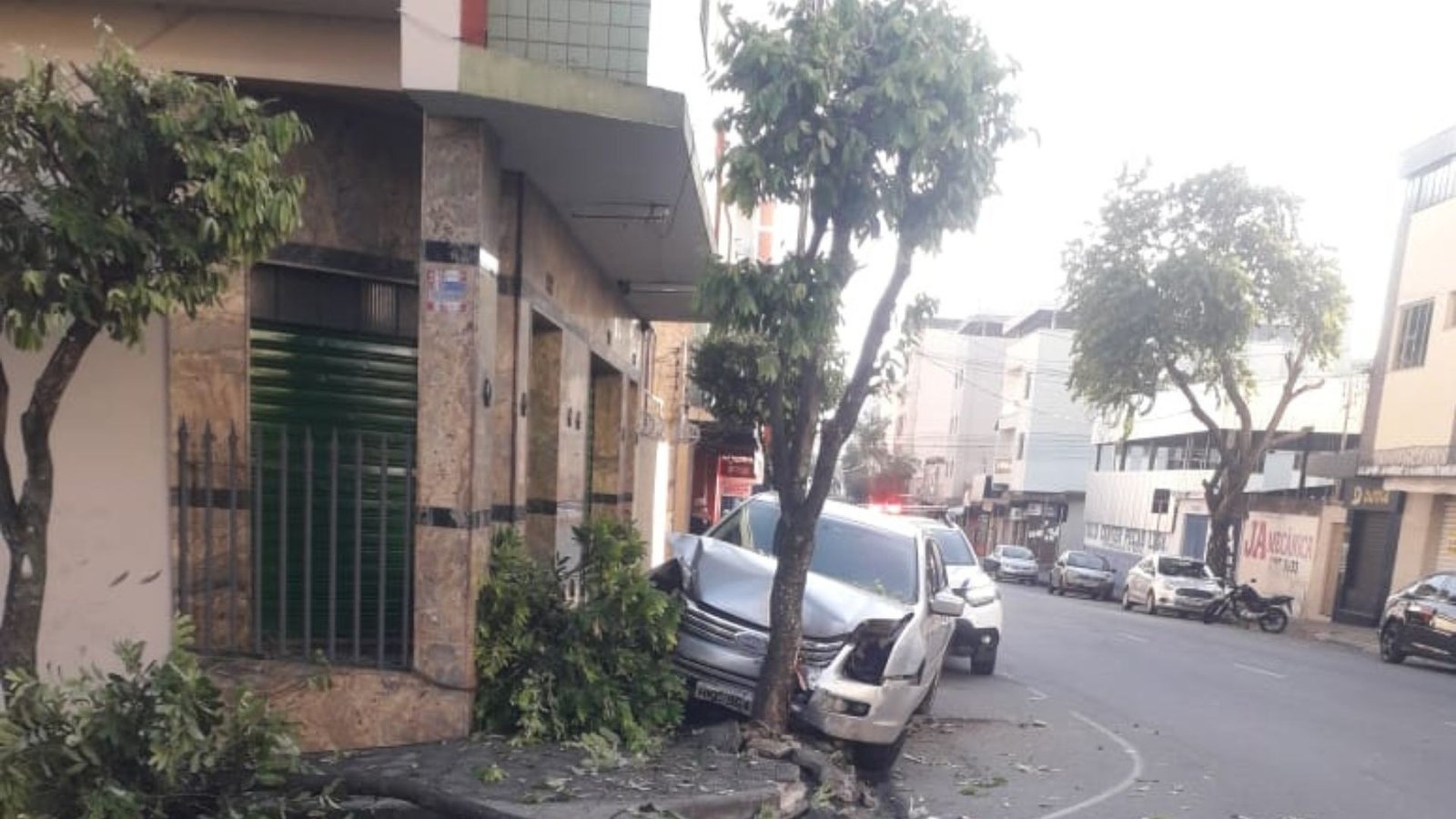 Motorista ferido recusa ajuda e abandona carro após bater em árvore na Avenida Paraná em Divinópolis