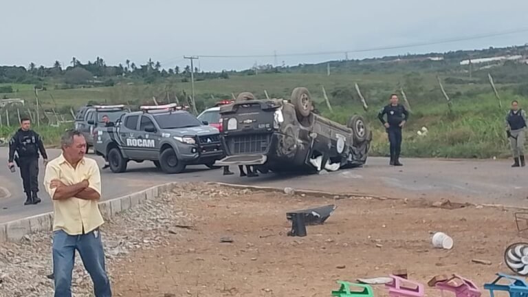 Viatura do PM capota ao se envolver em acidente na AL-115, em Arapiraca