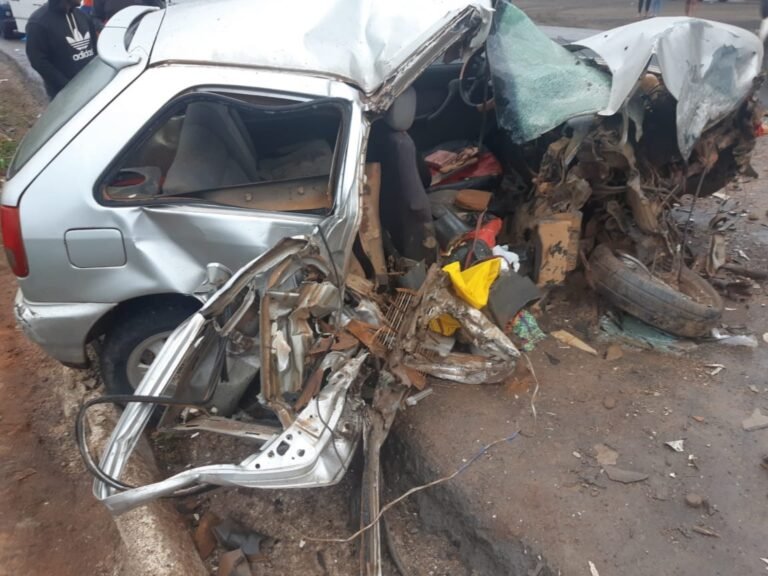Duas pessoas ficam gravemente feridas após colisão entre carro e caminhão na BR-116, em Catuji