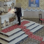 Homem que detonou explosivo no altar de igreja histórica de SC tem celular e computador apreendidos