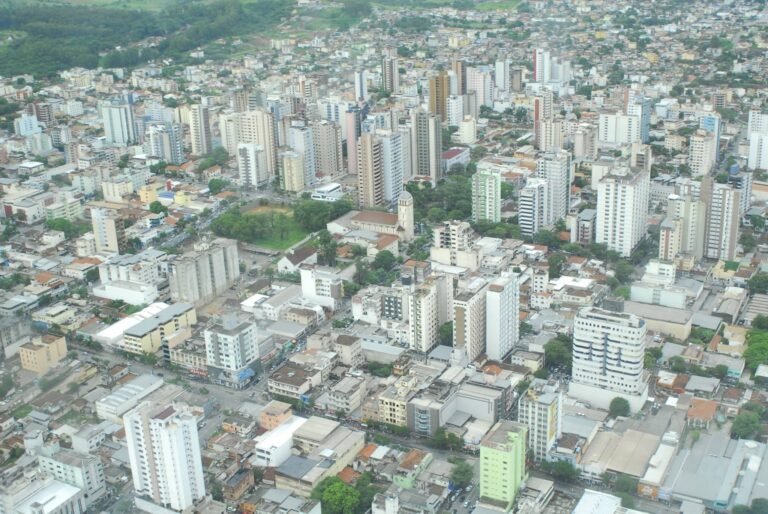 Pedestre se fere ao ser atingido por pedra arremessada de roçadeira durante limpeza em Divinópolis