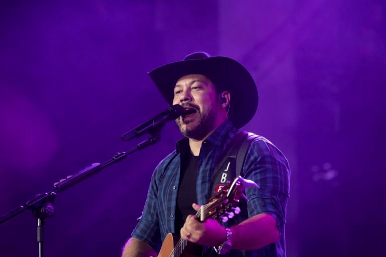 'Fuscão Preto', 'Chora Me Liga', 'Nuvem de Lágrimas'... Saiba qual hit sertanejo bombou no ano em que você nasceu