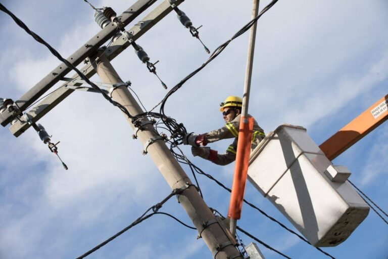 Com salário de até R$ 4,3 mil, Cemig abre inscrições para concurso de eletricista em Divinópolis e região