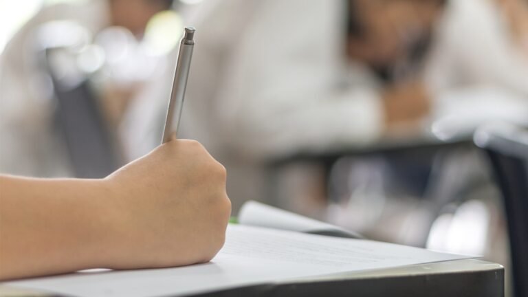 Concurso da prefeitura de Monteiro abre inscrições para 114 vagas e salários de mais de R$ 5 mil