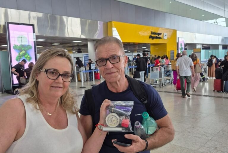 Viajantes dizem que cobrança de saquinho para líquidos em Guarulhos é recente e agora chegam preparados