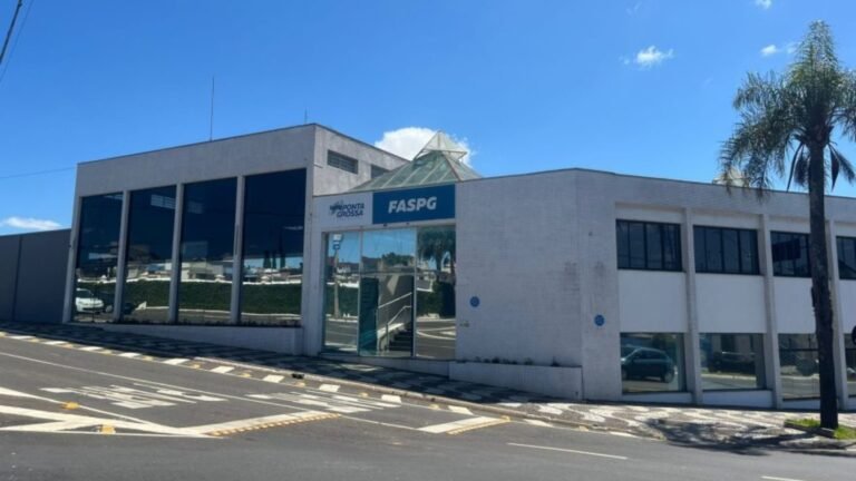 Assistente social é indiciado por usar nomes de idosos mortos para desviar benefícios e recursos públicos, em Ponta Grossa