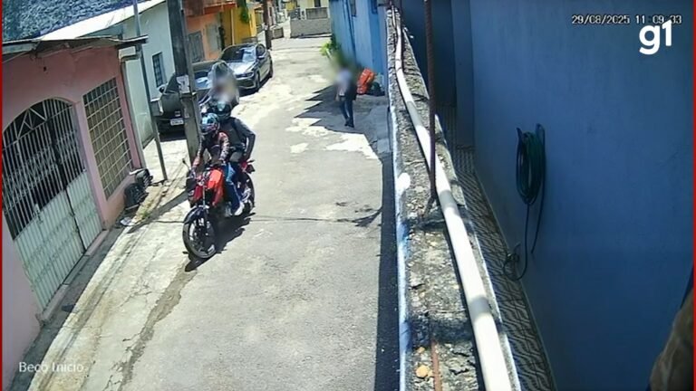 Criança e adolescente são assaltados por dupla em moto na Zona Leste de Manaus; VÍDEO