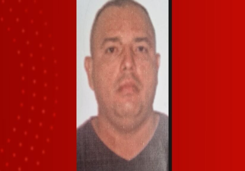 Homem que agrediu ex-companheira com capacete e a deixou com fratura na coluna está foragido, diz polícia